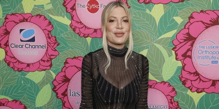 Tori Spelling, într-o rochie transparentă de culoare neagră