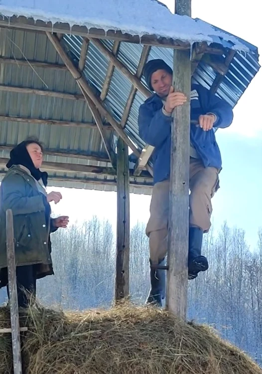 Acoperișul este glisant și coboară deasupra fânului FOTO Captură video