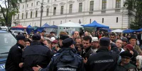 Jandarmii s-au luptat cu credincioşii care au vrut să ajungă la Masa Pelerinilor