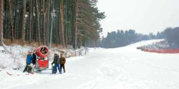 Muncitorii se pregătesc să pornească tunul de zăpadă
