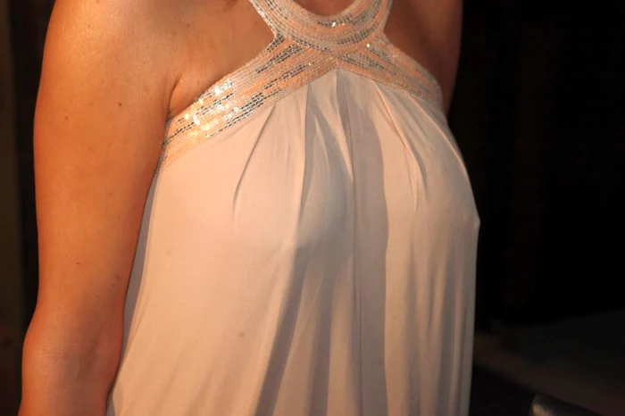 Prin rochia transparentă, Ramonei Bădescu i s-au văzut sânii în toată splendoarea