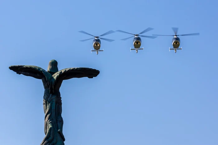 foto Monumentul Eroilor Aerului survolat de aeronave militare
