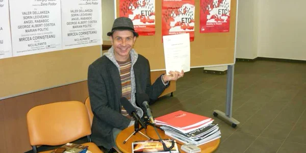 Managerul Alexandru Boureanu prezintă diploma de integrare în CTE