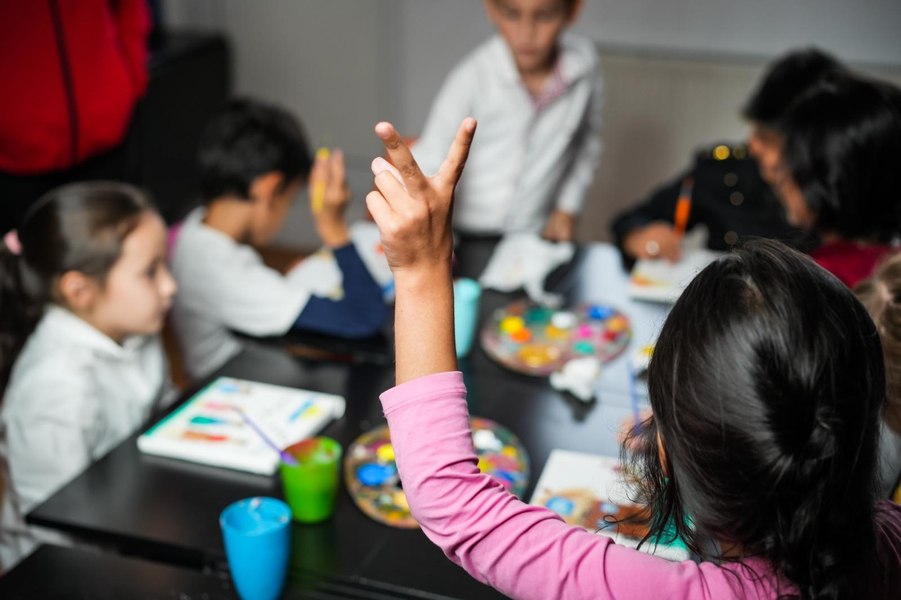Copiii abandonați au nevoie de 1.000 de voluntari. Cum te poți alătura programului Ajungem MARI  