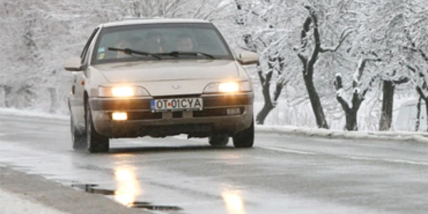 Maşinile circulă greu din cauza zăpezii viscolite.