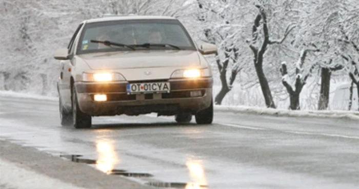 Maşinile circulă greu din cauza zăpezii viscolite.