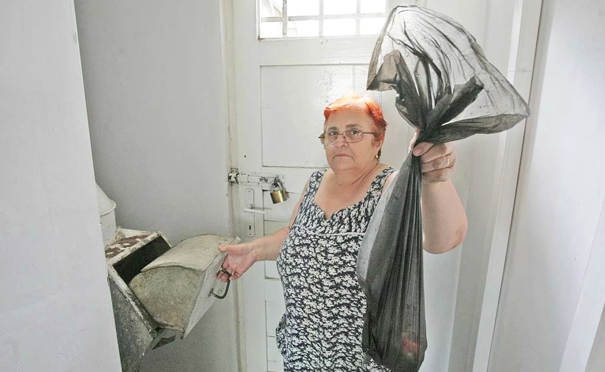 Petra Popescu aruncă gunoiul pe tobogan de la etajul zeceFoto: Dorin Constanda