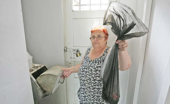 Petra Popescu aruncă gunoiul pe tobogan de la etajul zeceFoto: Dorin Constanda