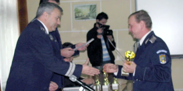 Poliţiştii băcăuani au primit diplome