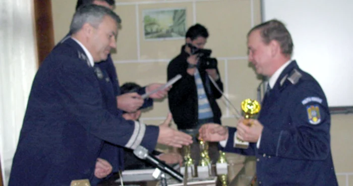 Poliţiştii băcăuani au primit diplome