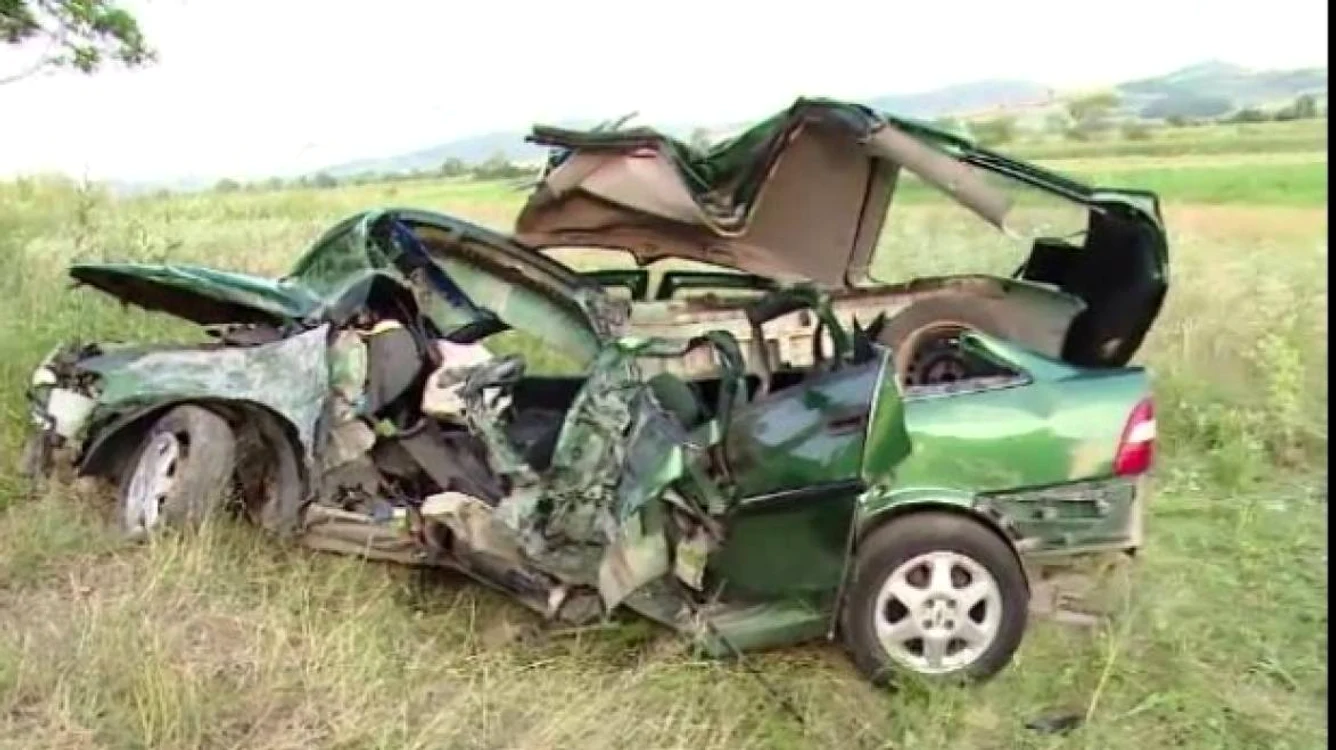 
    Mașina condusă de tânărul de 27 de ani s-a făcut praf (foto: reporterntv.ro)  