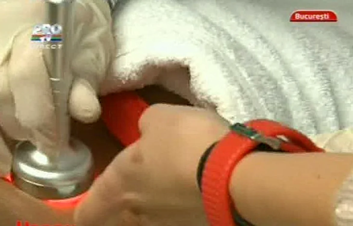 Nicoleta Luciu, pipăită pe sâni de o reporteriţă (Foto: captură video Pro TV)