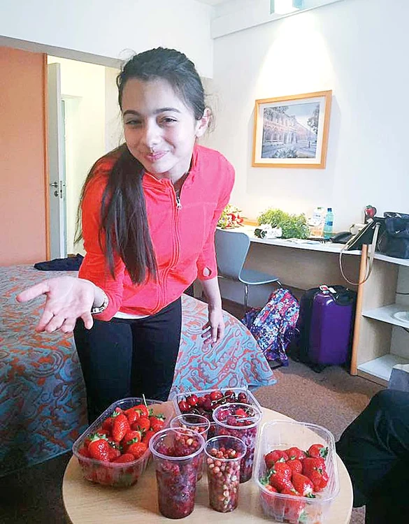 Fetiţa a chefuit la hotel nu cu şampanie, ci cu cireşe şi căpşune