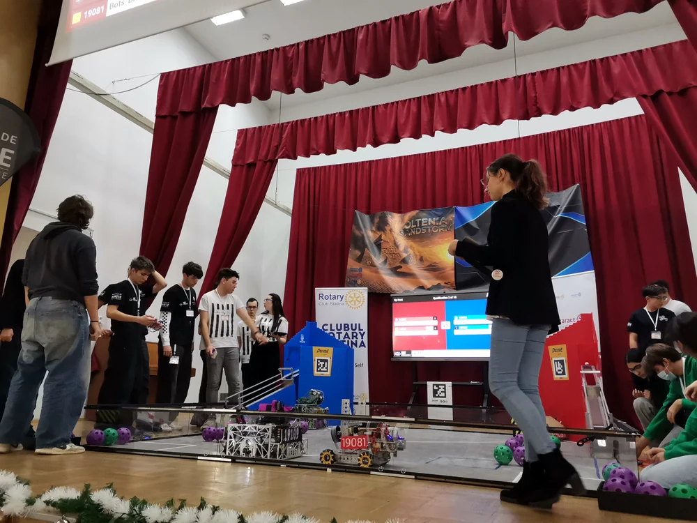 Patru roboți intră în arenă și acumulează puncte pentru alianță FOTO: A.Mitran