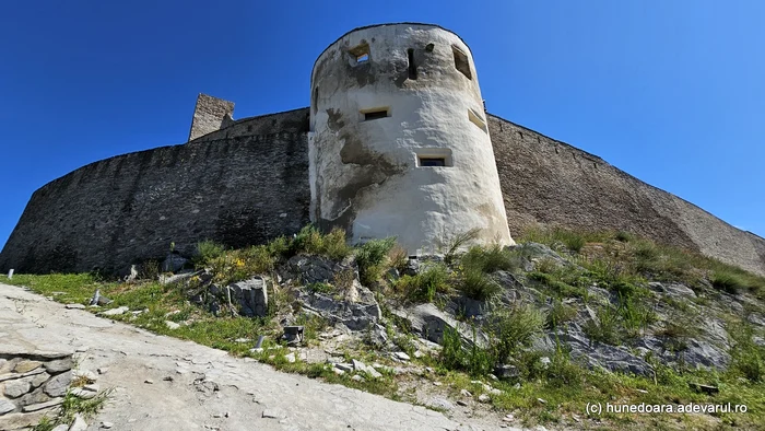 Zidurile înalte protejau palatul medieval. Foto: Daniel Guță. ADEVĂRUL