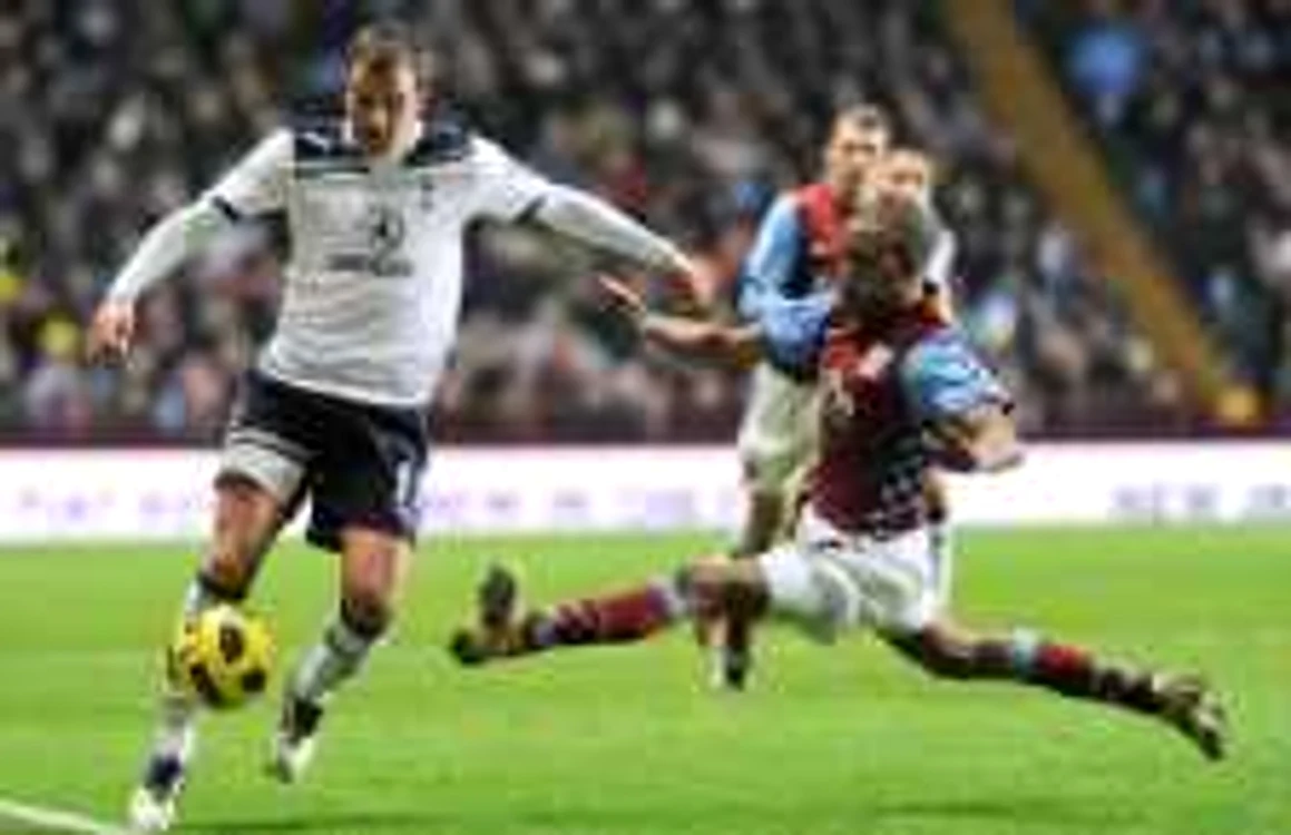 Van der Vaart (stânga), atacat de fundaşul lui Villa, Fabian Delph