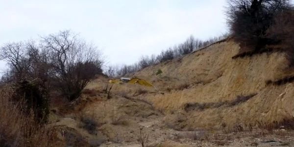 Urme de excavări ilegale în zona localităţii Vânători  FOTO C Crangan