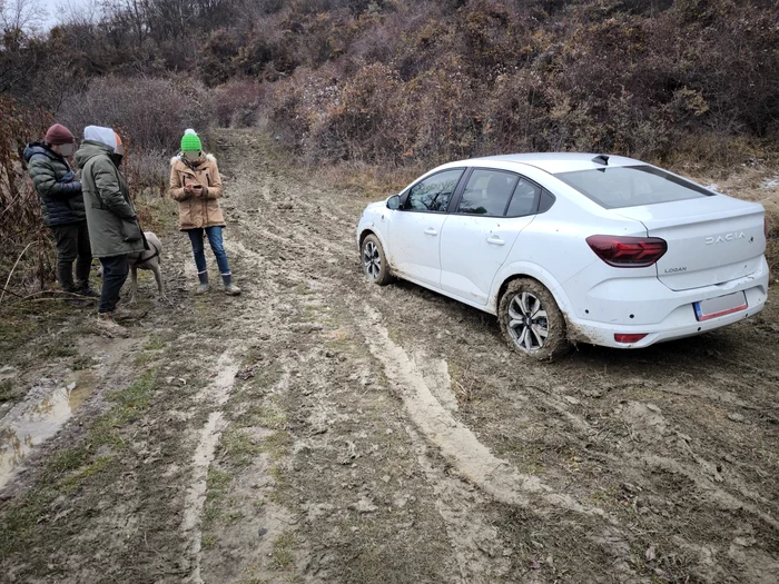 Turiști, blocați pe un drum din județul Buzău FOTO: Jandarmeria Buzău