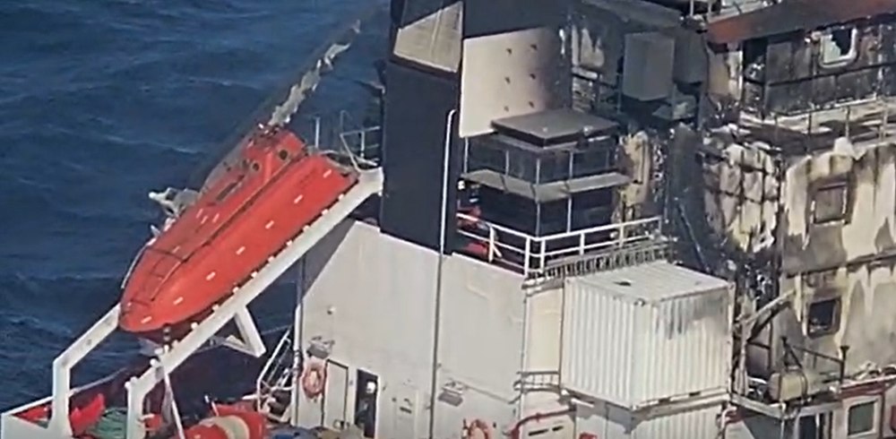 Imagini de la salvarea echipajului navei avariate în Marea Neagră. Valurile mari îngreunează operațiunea. 5 marinari au ajuns la spital