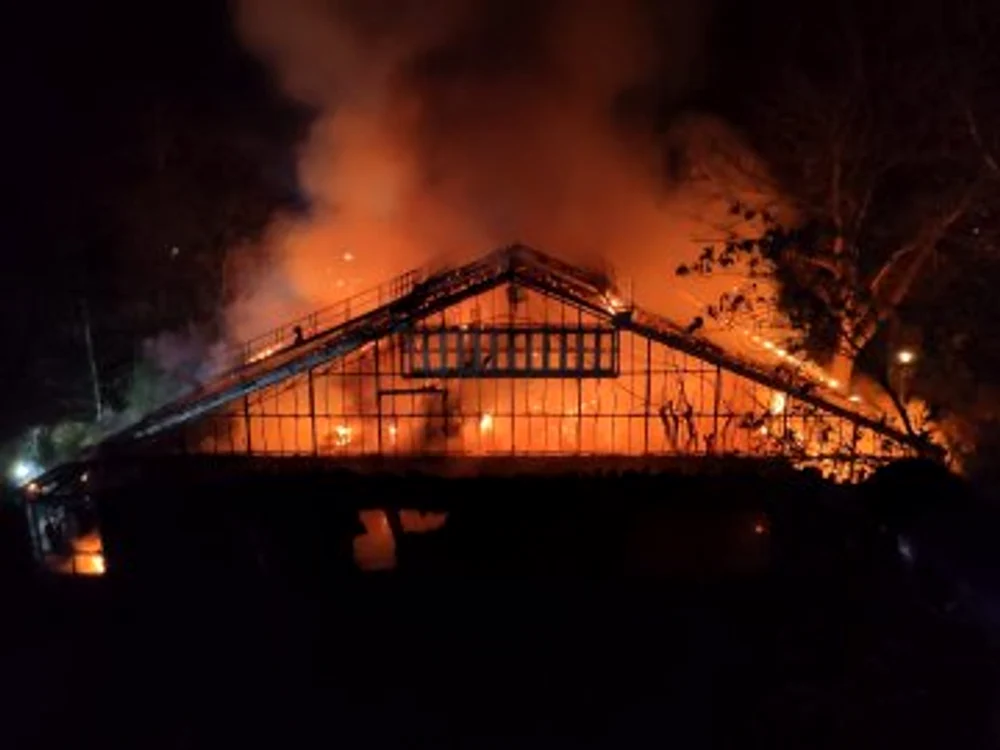 Incendiul s-a produs, cel mai probabil, din cauza artificiilor sau lampioanelor