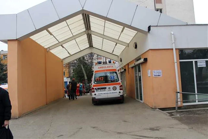 Femeia a fost adusă cu ambulanţa la spital FOTO monitorulbt.ro