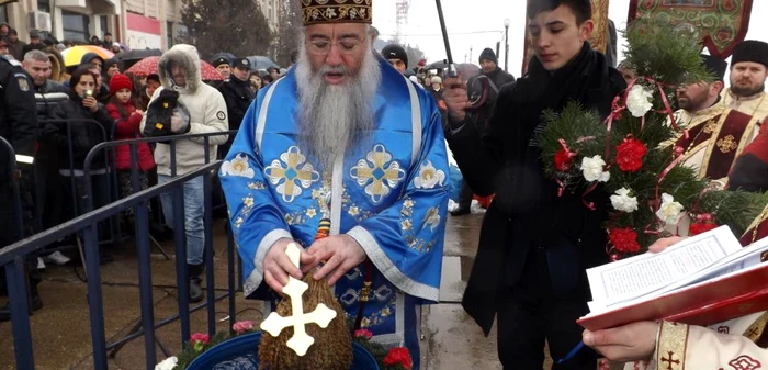 Episcopul Severinului şi Strehaiei a ţinut slujba de sfinţire a apelor FOTO Corina Macavei