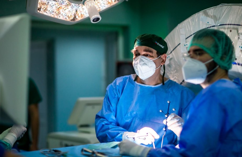  O tânără mamă a învins o tumoare pe creier de 7 cm, după o intervenție chirurgicală dificilă: „Poate merge acasă, la fetița ei de doi ani”