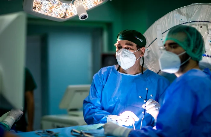 Tânăra a fost operată de o echipă medicală FOTO: Spitalul de Neurochirurgie Iași/Arhivă