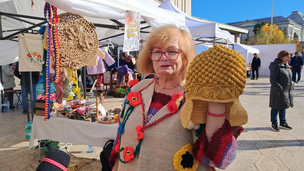 Povești scrise cu iglița. De la coiful dacic, la jucării și rochii dantelate. „Toată viața am visat să fac asta”