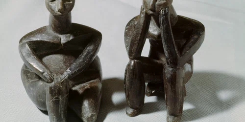 Celebrele statuete „Gânditorul de la Hamangia“ și „Femeie șezând“ FOTO Profimedia jpeg