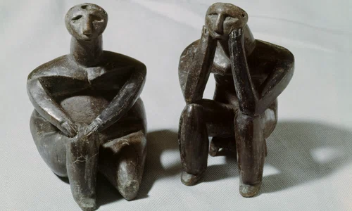 Celebrele statuete „Gânditorul de la Hamangia“ și „Femeie șezând“ FOTO Profimedia jpeg