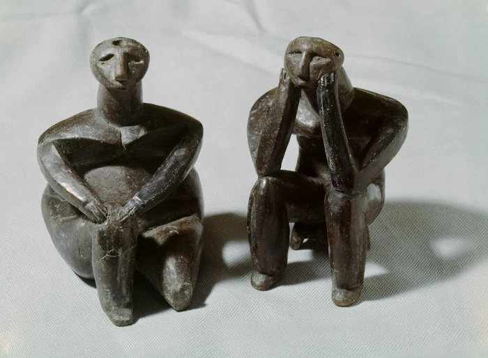 Celebrele statuete „Gânditorul de la Hamangia“ și „Femeie șezând“ FOTO Profimedia
