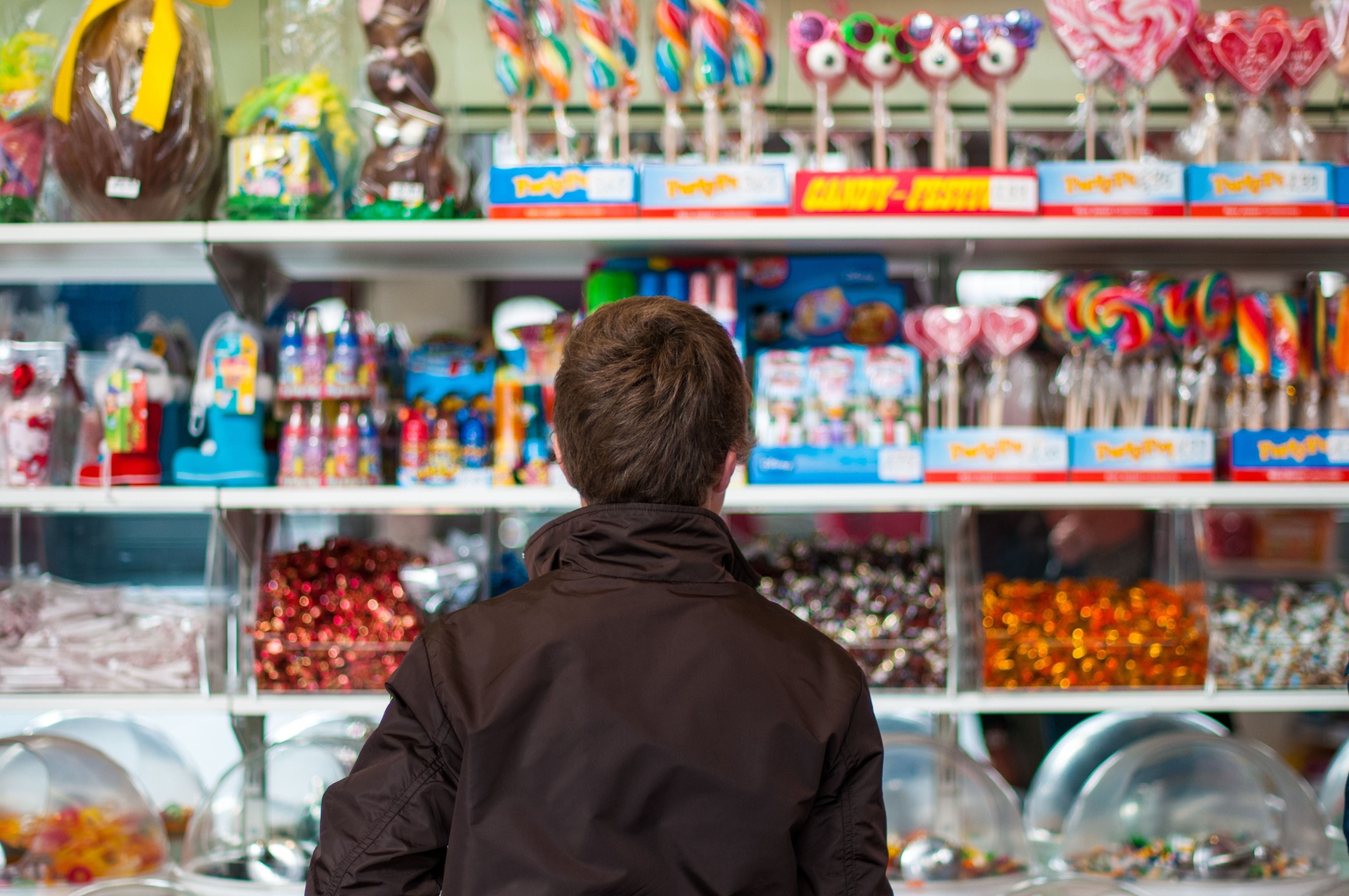 Fără dulciuri și alimente nesănătoase la casele de marcat pentru familii. Ce pățesc magazinele care încalcă legea
