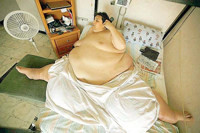 † Uribe a fost suit cu un motostivuitor pe o platformă auto pentru a fi dus la crematoriul din Monterey (Fotografii: Reuters)