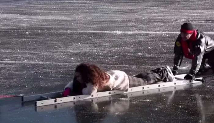 Olandezii au patinat pe canalele îngheţate din Amsterdam dar unii au ajuns în apele reci FOTO The Guardian