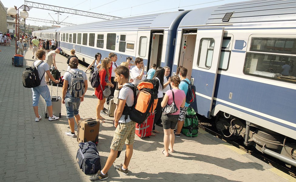 Din cauza restricţiilor de viteză, luni şi marţi trenurile ar putea întârzia. Se recomandă verificarea orelor de plecare/sosire