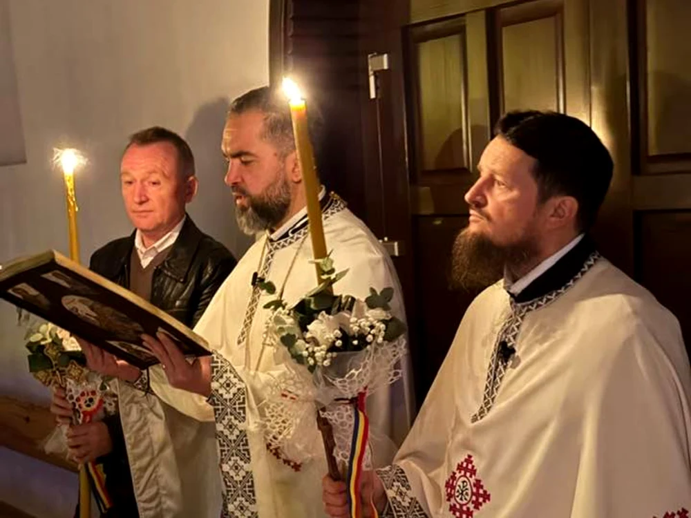 Preotul Ciprian Mega (mijloc) la Slujba Învierii/FOTO: Facebook