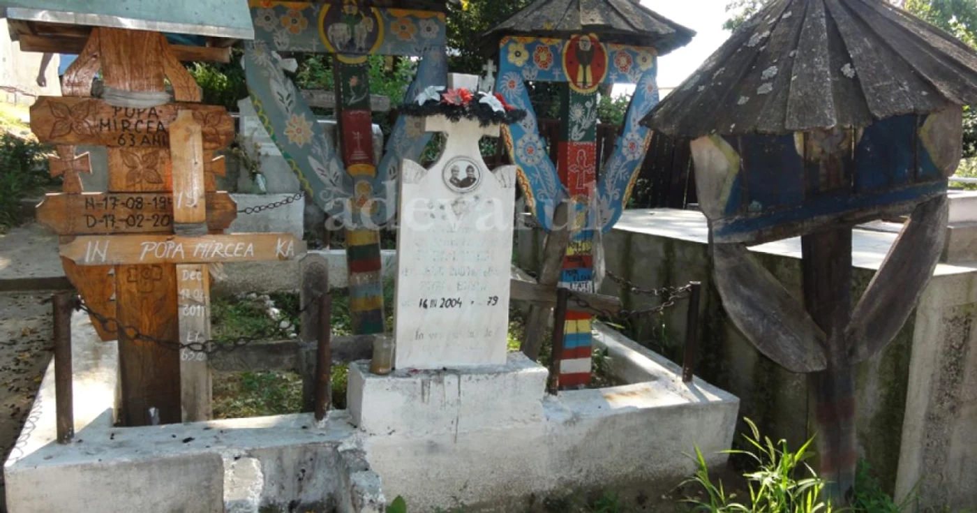 Imagine cu cimitirul ”crucilor cu pălărie” din Pietriş-Olt  (FOTO: Mugurel Manea)