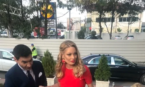 Valetina Pelinel a purtat o rochie roşie la cununia civilă jpeg