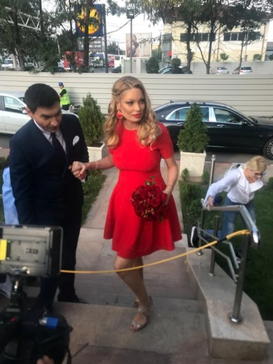 Valentina Pelinel a ales să se îmbrace în roșu în ziua cununiei civile