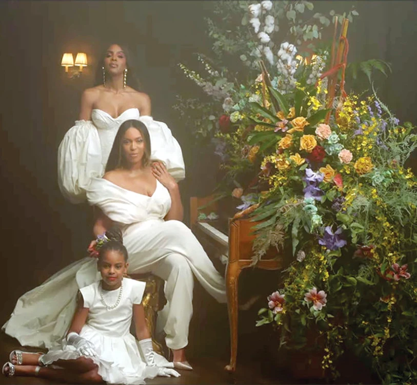 Blue Ivy, pozată cu poşeta Valentino de 2.452 dolari, împreună cu părinţiiFoto: gettyimages