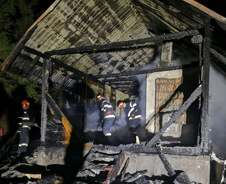 Explozia unei butelii a provocat dezastru la o cabană din Neamţ. O femeie a suferit arsuri