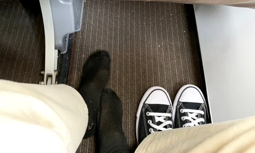 sosete negre in avion jpg