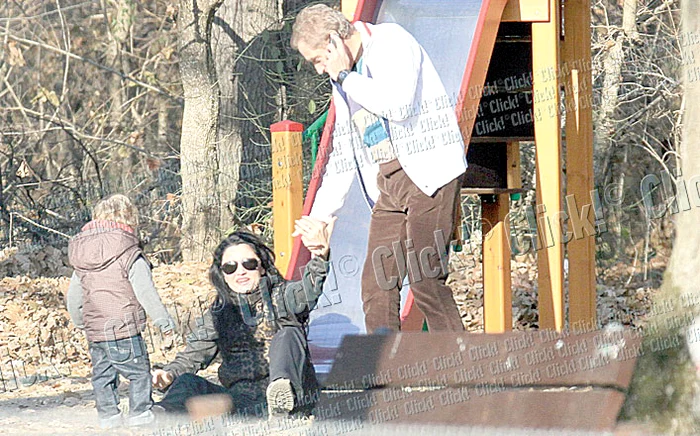 Petre Roman şi soţia lui,  Silvia Chifiriuc, au profitat  de vremea însorită şi s-au  distrat în zona pădurii  Băneasa alături de băieţelul lor, Petrus (fotografii: c.p.)