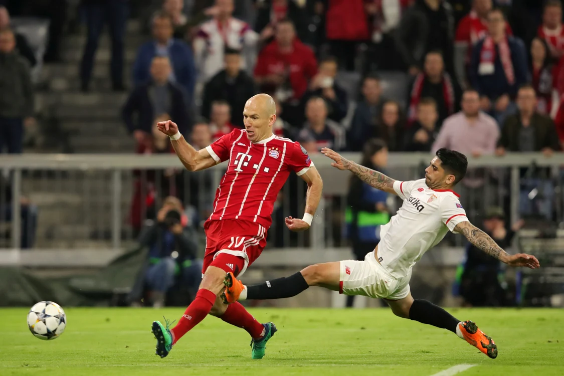 
    În 2018, Bayern Munchen a eliminat pe Sevilla (2-1 și 0-0) în sferturile de finală ale Ligii Campionilor.  Arjen Robben este talonat de Ever BanegaFoto: Guliver / GettyImages  