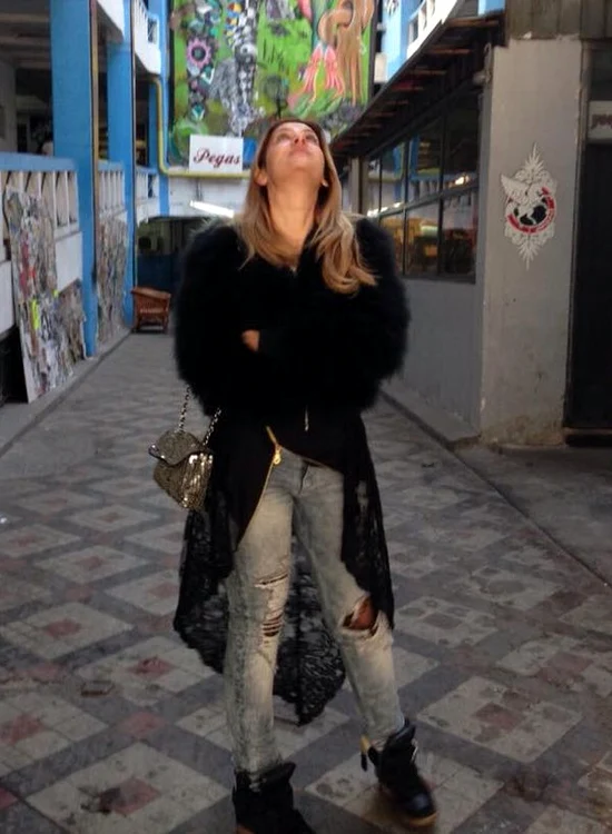 Amalia Enache a optat pentru o pereche de blugi franjuraţi