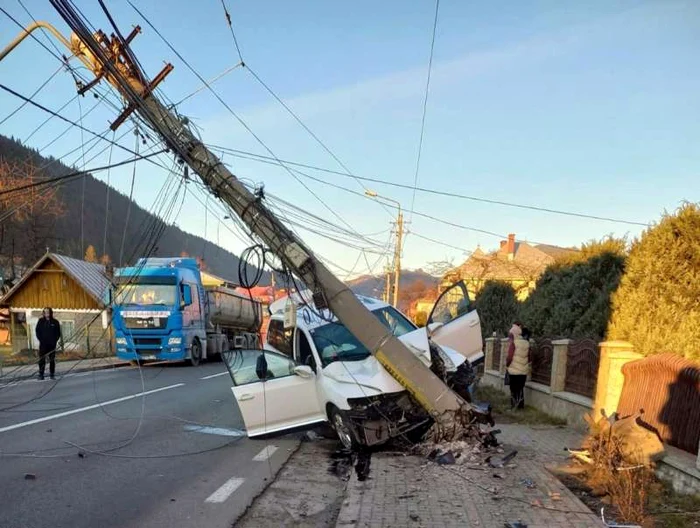 Mașina a lovit un stâlp de electricitate FOTO ISU Suceava 