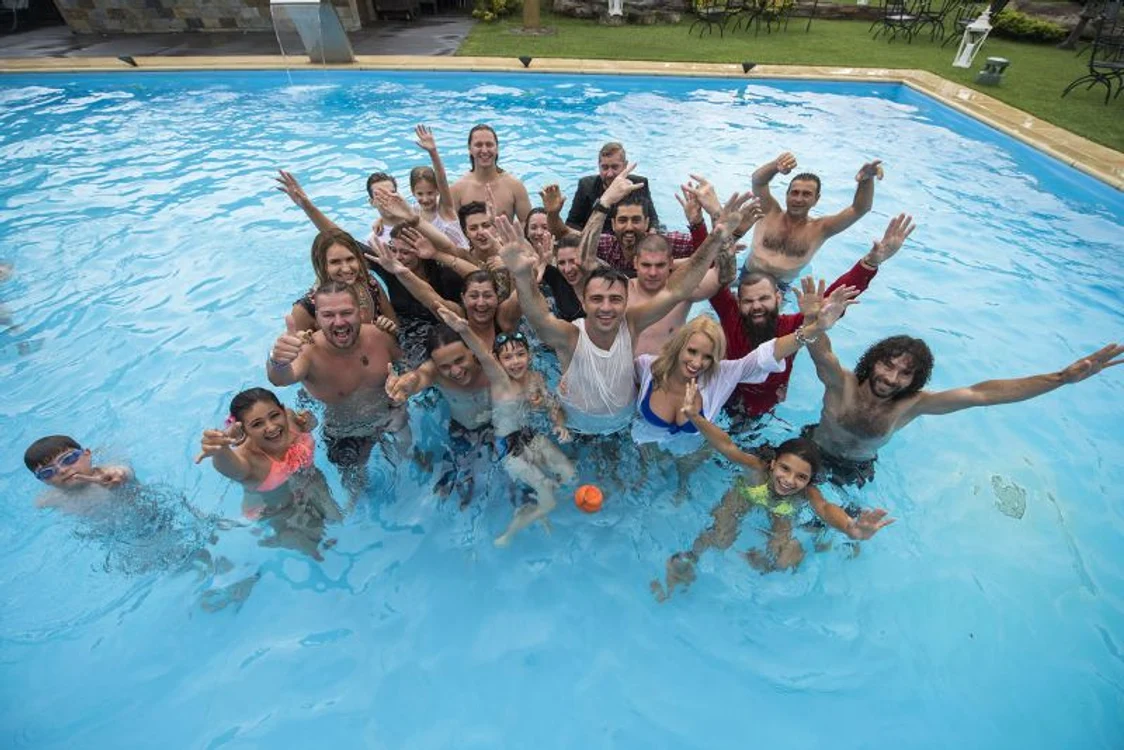 Mirii şi invitaţii lor au sărit îmbrăcaţi în piscină