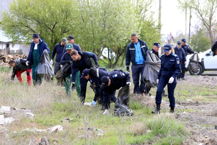 Zeci de jandarmi au lut parte la strângerea gunoiului abandonat FOTO Facebook/PMC