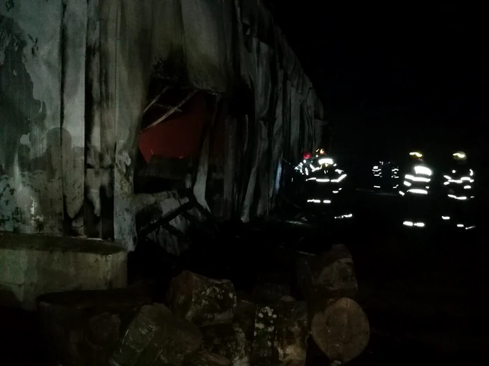 Pompierii au securizat zona și au intervenit pentru stingerea focului FOTO: ISU Galați